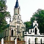 Kościół zbudowany jest w stylu gotyckim. Budowa została rozpoczęta w 1906 roku, natomiast konsekrację w 1908 roku dokonał biskup lubelski Franciszek Jaczewski.