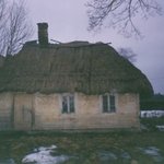 Dawne budownictwo we wsiach: Koszelówka i Walim. Drewniane chaty kryte słomianą strzechą.